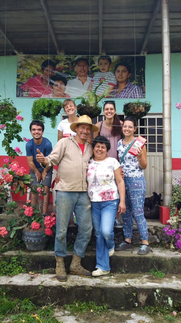 Visitantes en la casa de la finca Café Arú